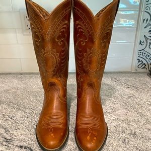 Like NEW Ariat ATS western boots. Only worn once.